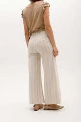 Pantalón palazzo color crudo, confeccionado en lino 100%.