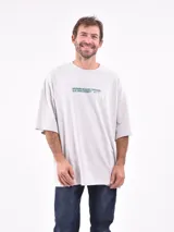 Remera manga corta color gris oscuro con estampado pequeño en el pecho.