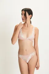 Colaless de encaje color rosa pálido con forro de algodón.