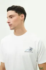Remera color ladrillo de manga corta con estampado pequeño en el frente.
