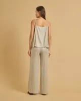 Top color dorado con escote recto, tirantes finos ajustables y forro de algodón sin blanquear.