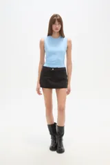 Falda mini de jean color gris oscuro, con pinzas en la parte delantera y cierre de botón y cremallera.