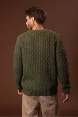 Sweater verde oliva de punto trenzado con cuello redondo y mangas largas.