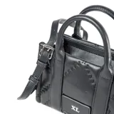 Cartera chica negra de símil cuero soft, con acceso por cierre, correa regulable y asas fijas. Tiene un bolsillo interno con cierre y otro abierto, herrajes plateados y logotipo XL Extra Large en el frente.