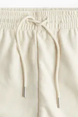 Short color crudo de felpa liviana de mezcla de algodón, con cintura elástica revestida, cordón para ajustar y bolsillos laterales.