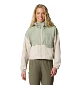 Cortaviento corto Columbia Spire Valley para mujer, color verde claro y beige. Cuenta con capucha ajustable, protector de mentón, sistema transpirable en la espalda, manga ancha, bolsillo oculto, bolsillos con cremallera para las manos, puños elásticos y dobladillo ajustable con ceñidor. Incorpora tecnología de repelencia Omni-SHIELD™.