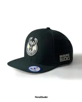 Gorra de visera plana color verde oscuro con logo del equipo de baloncesto Milwaukee Bucks bordado en el frente y nombre del equipo bordado en el lateral.