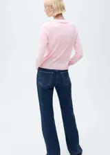 Sweater celeste de punto con cuello redondo y mangas largas.