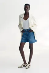 Short de jean azul de tiro alto, con cinco bolsillos y cierre con botón.