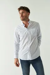 Camisa celeste a rayas rojas de hombre, manga larga, con bolsillo y logo bordado.