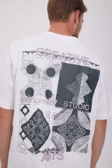 Camiseta blanca de algodón con estampado en la espalda con motivos geométricos y texto en color lila.