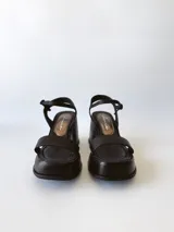 Sandalias negras de cuero con plataforma y pulsera al tobillo.