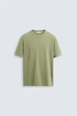 Camiseta verde oliva de punto, corte recto, con cuello redondo y mangas cortas.