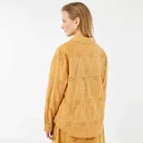 Camisa color beige con bordado inglés, de corte clásico, con cuello camisero y mangas 3/4.
