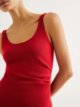 Vestido sin mangas color amarillo pálido, de corte ajustado y largo mini.