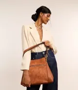 Bolso grande tipo tote confeccionado en PU color marrón, con correa de hombro y bolsillo frontal con cierre.
