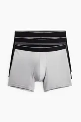 Pack de tres calzoncillos tipo trunk de punto elástico de algodón en gris y negro, con cintura elástica con logo en blanco y costuras planas. Confeccionados con tecnología Lycra® Xtra Life™.