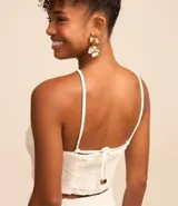 Blusa cropped blanca de encaje con cuello halter, breteles finos con lazo en la espalda y lastex en la espalda.