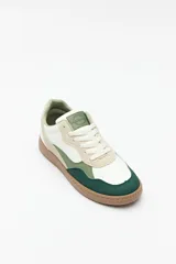 Zapatillas de símil cuero con recortes en gamuza de variados colores y suela de 2,5cm de alto.