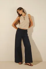 Pantalón jean de corte oxford tiro alto, confeccionado en denim azul oscuro con poco elastano.