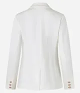 Blazer femenino color rojo, de corte estructurado, con cuello solapa, cierre frontal con botones dorados y bolsillos delanteros.