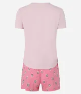Conjunto de pijama short doll color rosa, compuesto por una remera de manga corta con estampado de texto y un short con estampado de flores.