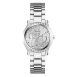 Reloj Guess Annette con caja redonda de 36mm en acero inoxidable plateado. Esfera plateada con textura tipo cocodrilo y logotipo Quattro G en el centro. Correa tipo malla de acero inoxidable plateado.