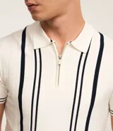 Camisa polo de punto color crema con rayas verticales azul marino, cuello con cremallera, manga corta con ribete a rayas y corte slim fit.