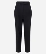 Pantalón negro de corte recto, con trabillas en la cintura y cinturón de lazo de tela.