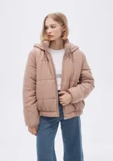 Campera puffer color rosa pálido con capucha, cierre frontal con cremallera y bolsillos laterales.