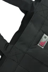 Bolso negro tipo tote bag con diseño acolchado y logo de la marca en el centro.