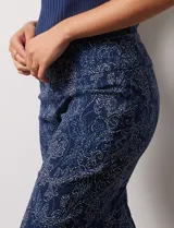 Pantalón capri de gabardina elastizada estampada, marca Zac & Rachel. Con pretina ancha elastizada.
