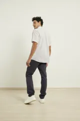 Camisa de manga corta a rayas verticales azules y blancas, con cuello abotonado y bolsillo en el pecho.