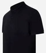 Remera polo de hombre, corte slim, color gris claro, confeccionada en tejido de media malla acanalada de algodón.