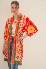 Kimono de viscosa con estampado floral multicolor, mangas 3/4 y lazo para ajustar en la cintura.