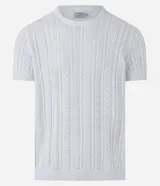 Remera blanca de algodón con textura de punto en líneas verticales, cuello redondo y mangas cortas.