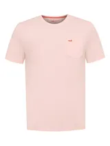 Remera color durazno de algodón orgánico, con calce regular, cuello redondo, manga corta y bolsillo en el pecho con logo de pato bordado en color naranja.