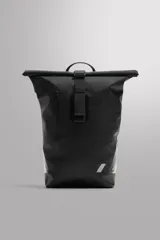 Mochila negra de tejido técnico con compartimento principal con cierre de hebilla de liberación rápida, bolsillo termosellado frontal con cremallera, asa de mano y dos asas de hombro ajustables.