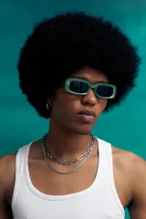 Lentes de sol verdes con protección UV, incluyen estuche de tela.