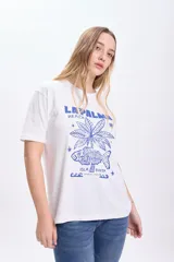 Remera blanca de algodón con estampa azul de una palmera, un pez y el texto "La Palma Beach Isla Bonita Canarias Spain".