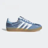 Championes Adidas Gazelle Indoor color celeste con detalles en blanco y suela color caramelo.