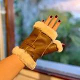 Mitones marrones de cuero con borde de lana marrón.