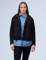 Chaqueta de símil suede color negro, con cuello mao, doble abotonadura y cierre oculto.