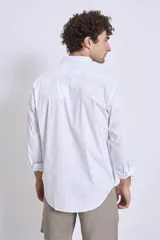Camisa celeste de vestir, de corte clásico y manga larga.