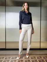 Pantalón de vestir color beige, marca Zac & Rachel, con bolsillos delanteros y traseros.