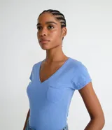 Remera celeste de algodón con escote en V, mangas cortas y bolsillo en el pecho.