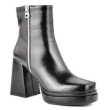 Bota de vestir de cuero sintético color negro, con plataforma y taco cuadrado alto. Presenta cierre lateral con cremallera plateada.