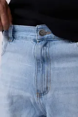 Pantalón de jean gris con efecto lavado, corte mom fit, tiro alto y pierna recta.