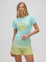 Short tejido a rombos con degradé de celeste a amarillo, calce suelto y pretina elástica combinada.