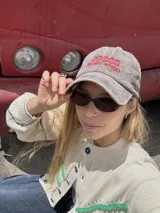 Gorro de gabardina color gris con visera y bordado rojo con la inscripción "Costa Dulce".